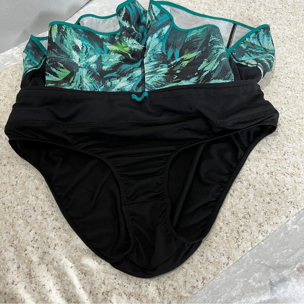 Athleta Track This Run Shorts Napali Tropical Green Teal Black Size Medium - Picture 11 of 14